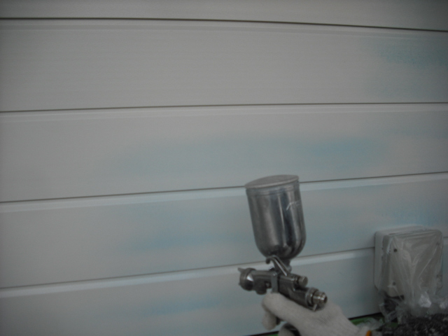 横浜市外壁塗装ハイドロテクト仕上げ吹き付けの様子