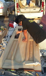 木製ヤマハ玄関ドア塗装作業中ＵＶ塗料の削り作業　横浜本牧
