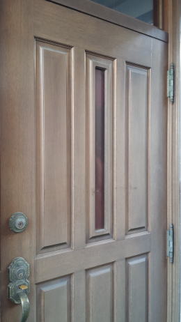 木目が綺麗な玄関ドアの塗装112-3は横浜市の外壁塗装店ティーエスデザインの塗装例です。