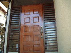 玄関ドア家具仕上げによる塗り替え塗装　塗装後