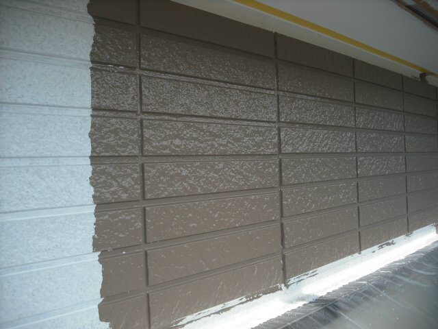 横浜市外壁塗装白は下塗りで仕上げ１度目塗装中　ハイドロテクトECO-EXは合計４回塗装、高圧洗浄を含めて５工程の作業となります。