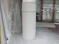 菊水ナチュラルトーンビル柱吹き付け塗装後