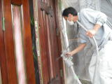 玄関ドア塗装例/吹付け作業中
