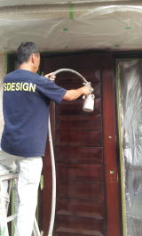 木製玄関ドア塗装例　塗装作業中横浜港北区