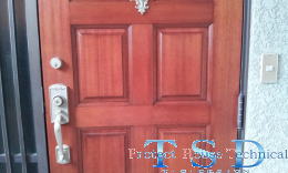 塗装例51-8　木製玄関ドア塗装修理