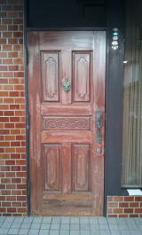 玄関ドア全面研磨、家具仕上げによる塗り替え塗装　塗装前
