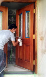 玄関ドア家具仕上げによる塗り替え塗装　塗装中
